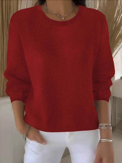 Oversize-Pullover aus Feinstrick in Rot mit Rundhals, zur weißen Hose getragen