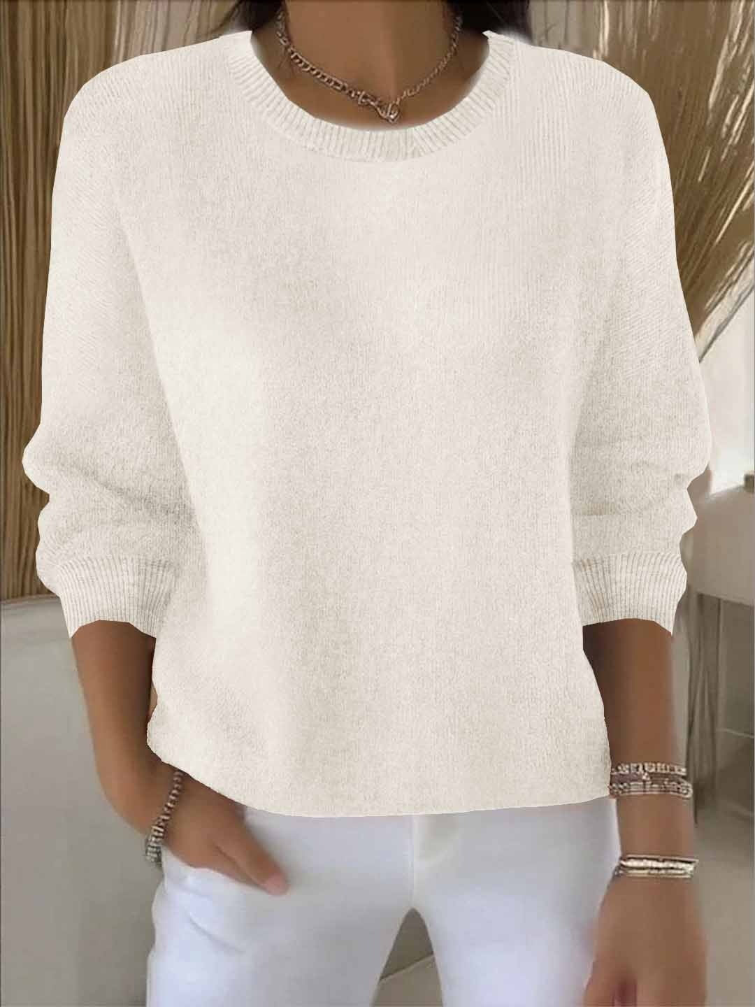Oversize-Pullover aus Feinstrick in Creme mit Rundhals, zur weißen Hose getragen