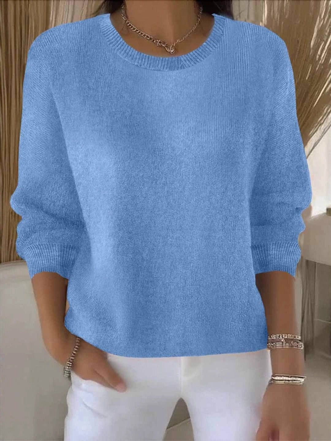 Oversize-Pullover aus Feinstrick in Hellblau mit Rundhals, zur weißen Hose getragen