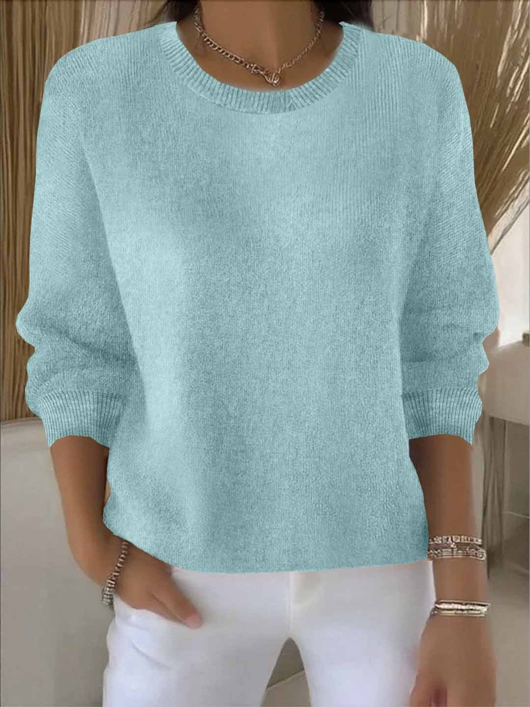 Oversize-Pullover aus Feinstrick in Mintgrün mit Rundhals, zur weißen Hose getragen