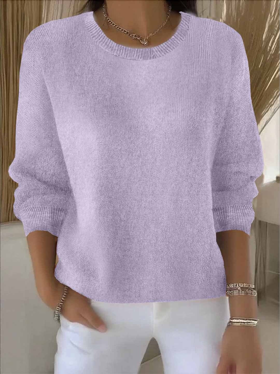Oversize-Pullover aus Feinstrick in Flieder mit Rundhals, zur weißen Hose getragen