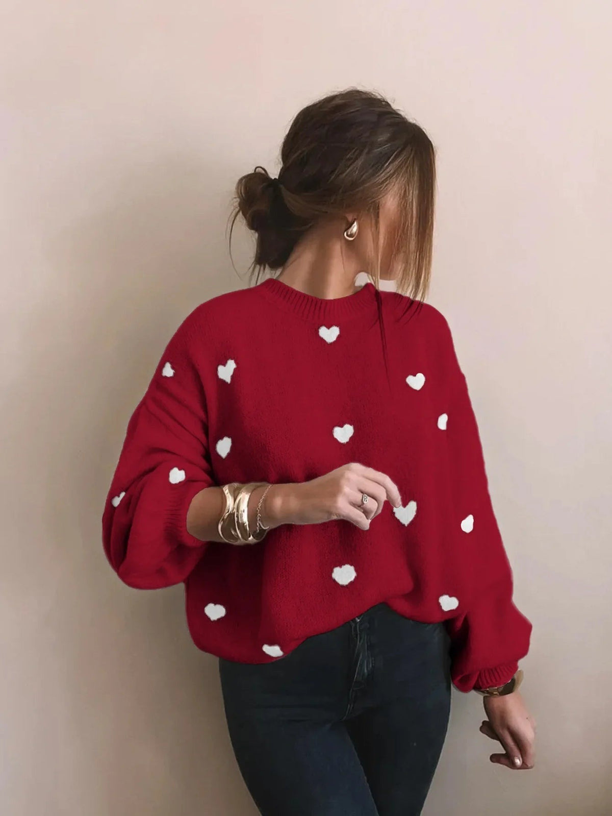 Roter Oversize-Pullover mit weißen Herzen und Ballonärmeln