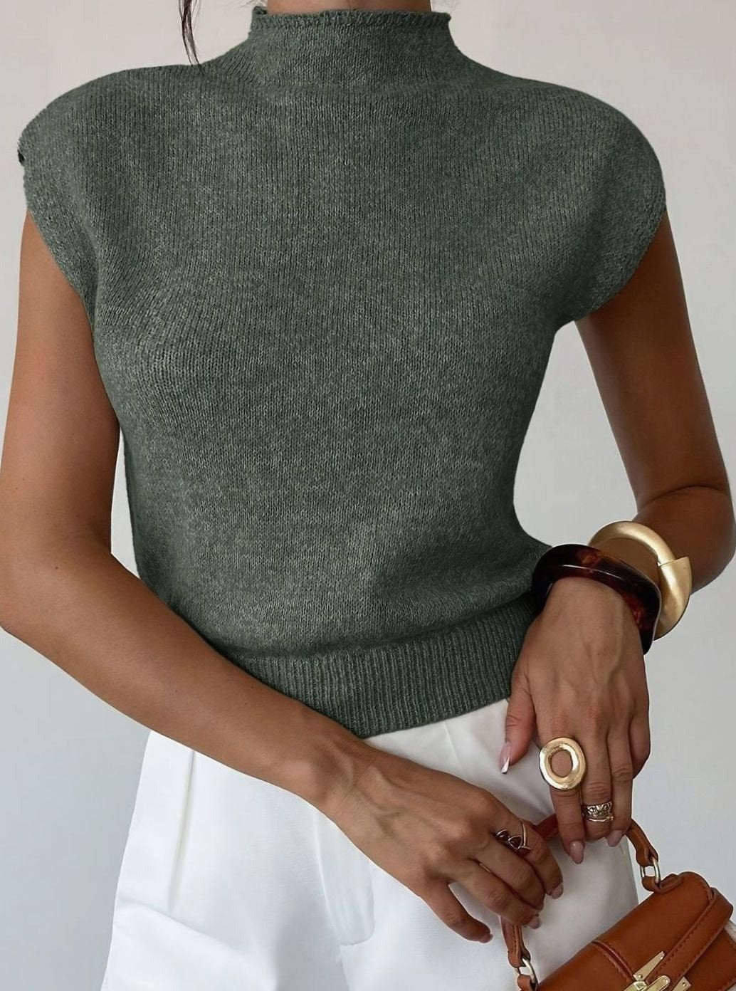 Nahaufnahme des olivgrünen Pullunders mit Rippbund