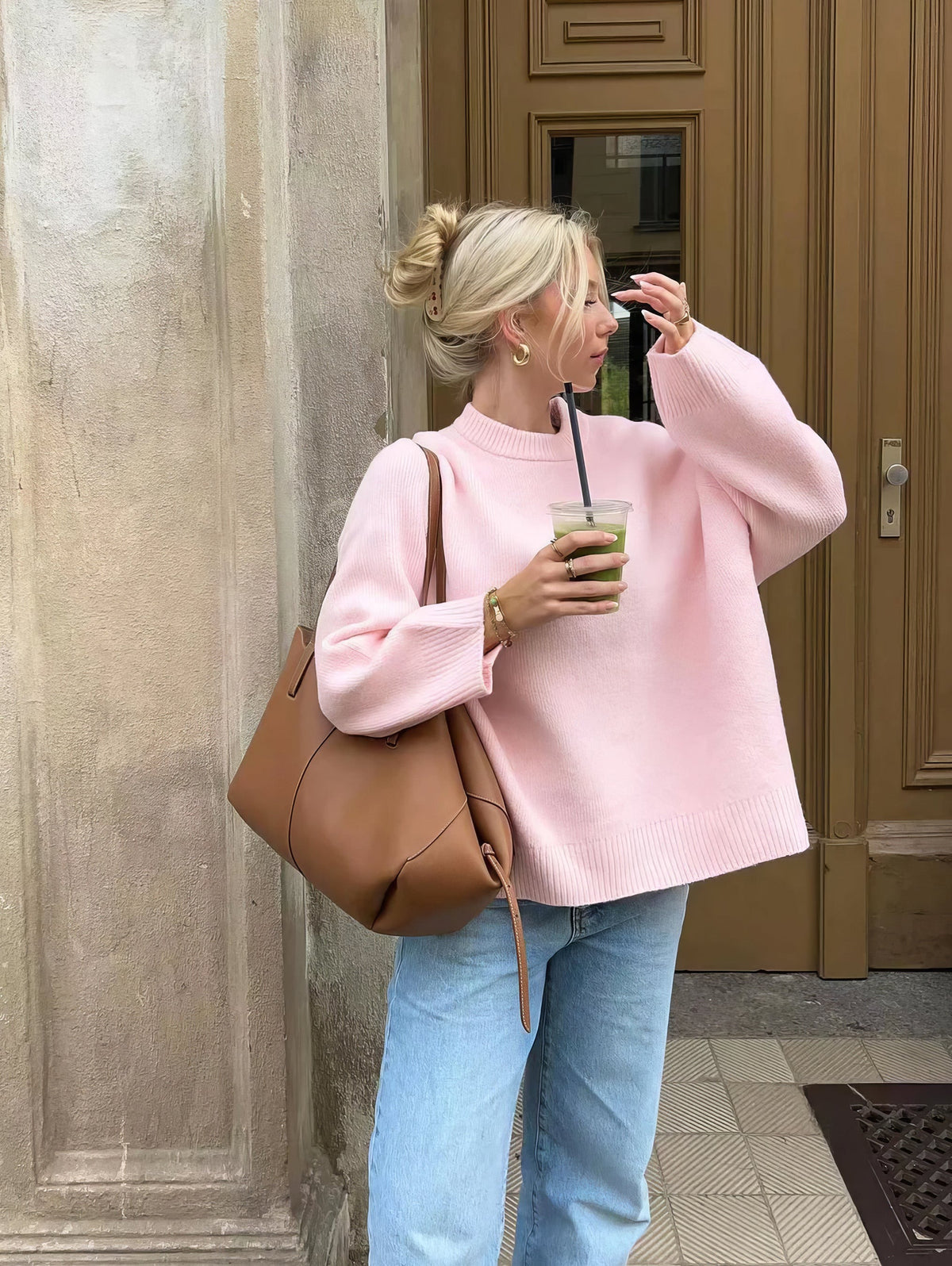 Hellrosa Oversize-Pullover für Damen zu heller Jeans und cognacfarbener Schultertasche