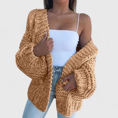 Oversize-Grobstrickjacke in Camel, offen über einem weißen Top getragen
