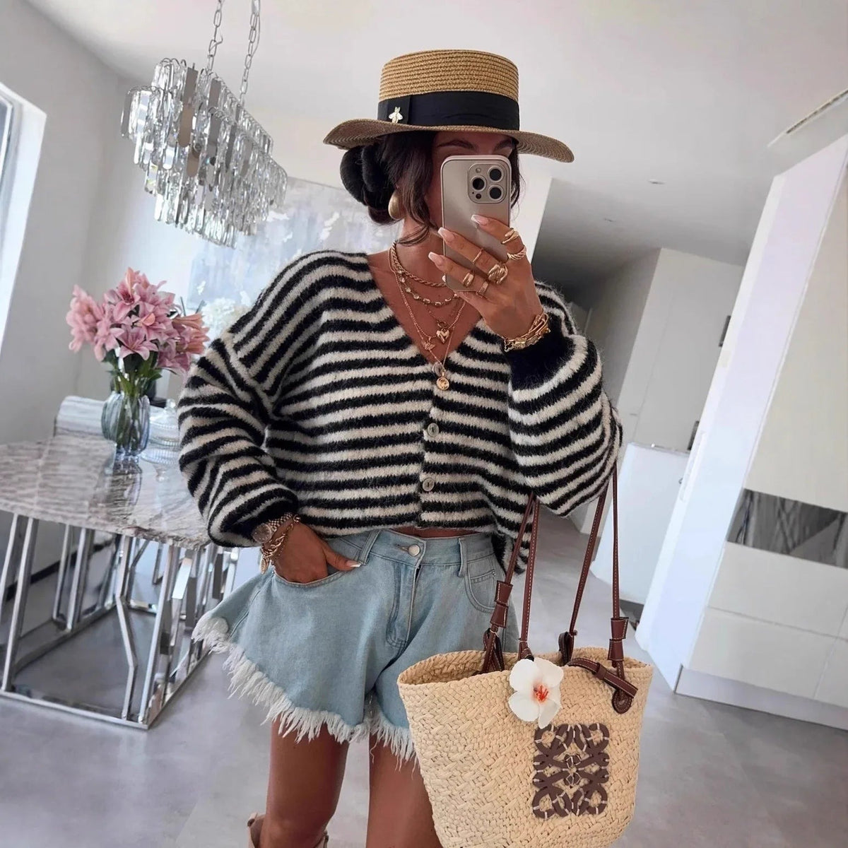 Schwarz-weiß gestreifte Oversize-Strickjacke mit hellen Jeansshorts