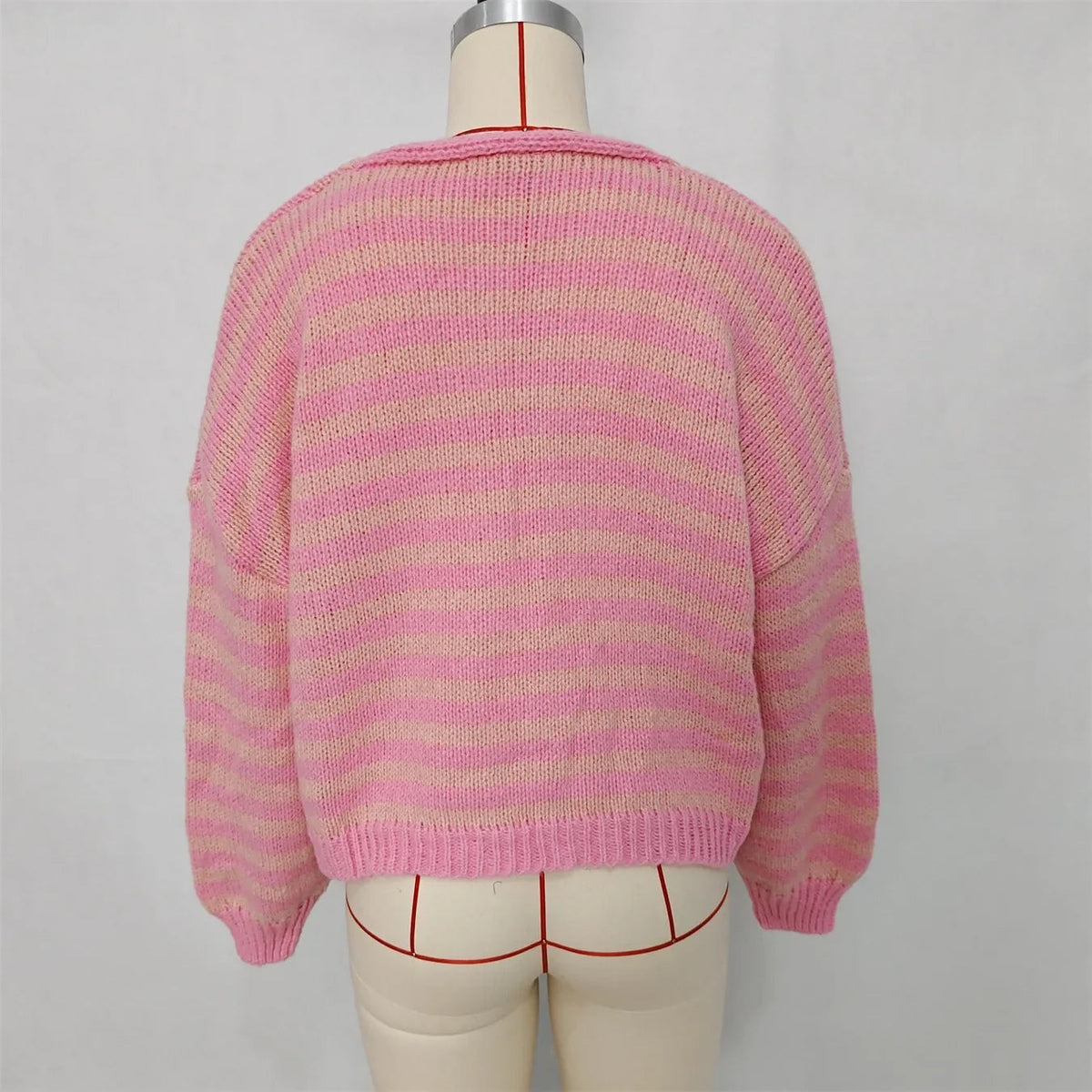 Rosa gestreifte Strickjacke an einer Schneiderpuppe, Rückansicht