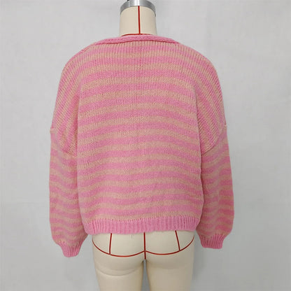 Rosa gestreifte Strickjacke an einer Schneiderpuppe, Rückansicht