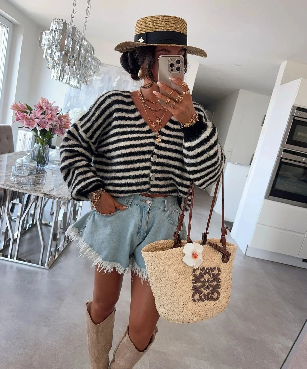 Schwarz-weiß gestreifte Oversize-Strickjacke mit Strohtasche