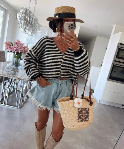 Schwarz-weiß gestreifte Oversize-Strickjacke mit Strohtasche