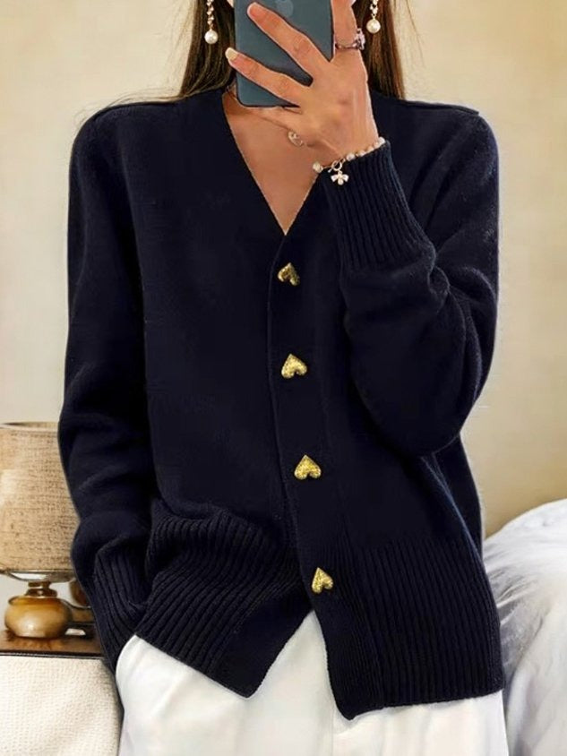 Strickjacke in Schwarz mit V-Ausschnitt und goldenen Herzknöpfen