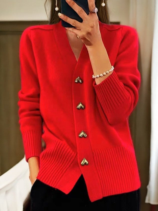 Strickjacke in Rot mit V-Ausschnitt und goldenen Herzknöpfen