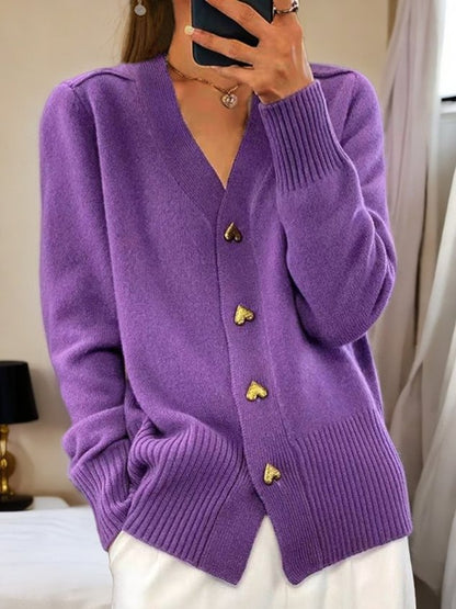 Strickjacke in Lila mit V-Ausschnitt und goldenen Herzknöpfen