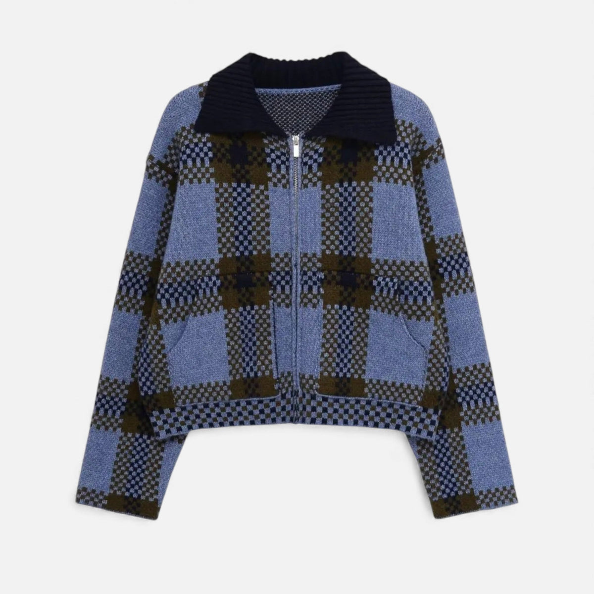 Karierte Strickjacke mit Reißverschluss, blau-oliv, Kontrastkragen, freigestellt fotografiert | HauteBerlin