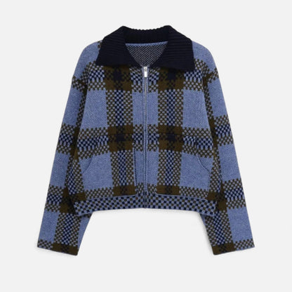 Karierte Strickjacke mit Reißverschluss, blau-oliv, Kontrastkragen, freigestellt fotografiert | HauteBerlin