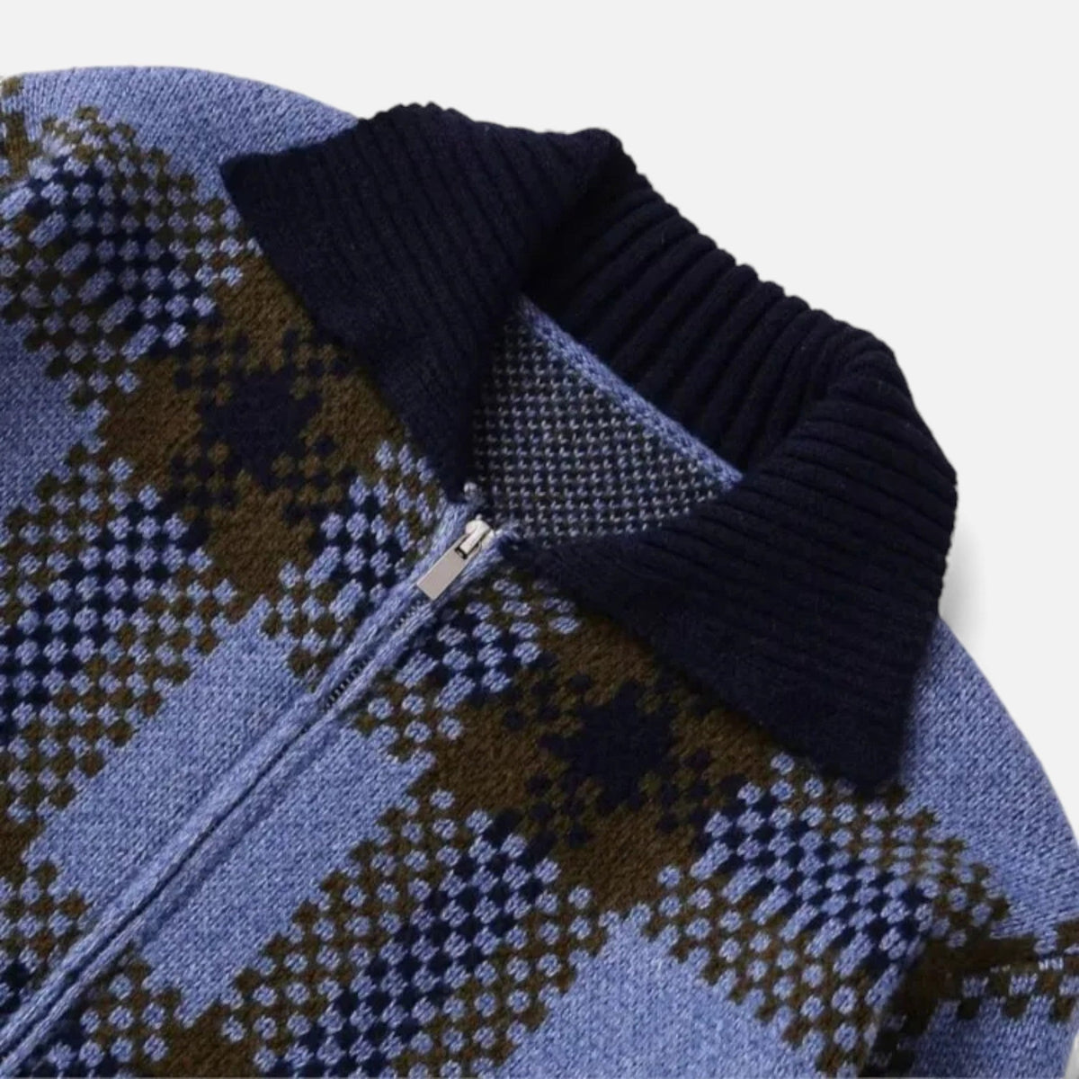 Blaue karierte Strickjacke mit Reißverschluss und dunklem Rippkragen, Nahaufnahme | HauteBerlin