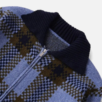 Blaue karierte Strickjacke mit Reißverschluss und dunklem Rippkragen, Nahaufnahme | HauteBerlin