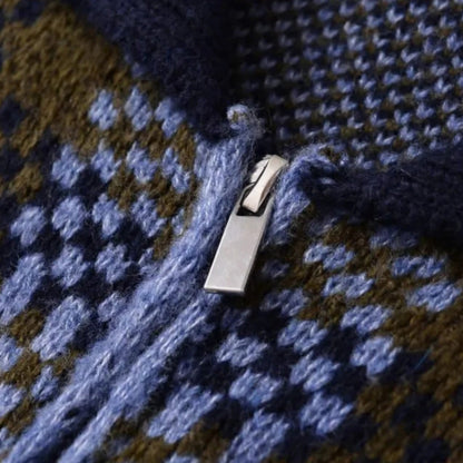 Nahaufnahme silberner Reißverschluss auf blau-brauner karierter Strickjacke | HauteBerlin