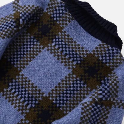 Blaue karierte Strickjacke mit dunklem Kontrastkragen, Nahaufnahme des Musters | HauteBerlin