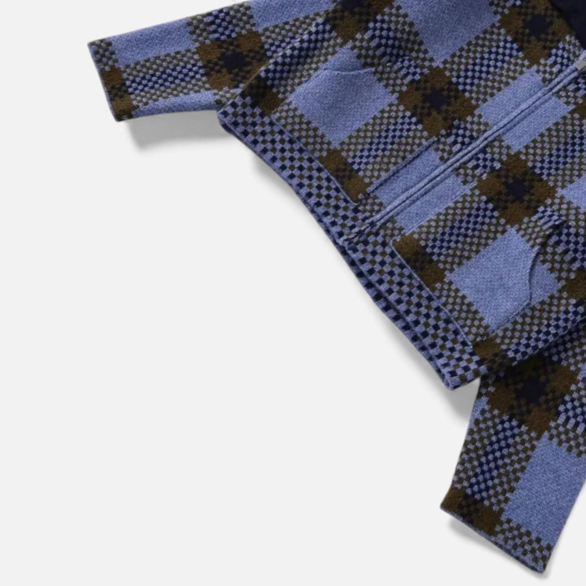 Blau-braune karierte Strickjacke mit Reißverschluss, Nahaufnahme des Ärmels und Kragens | HauteBerlin