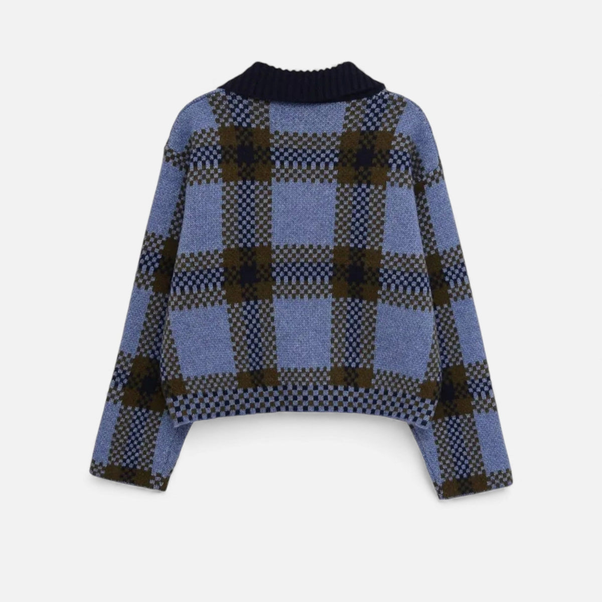 Blau-kariertes Strickjacke mit dunklem Kontrastkragen, freigestellt auf weißem Hintergrund fotografiert | HauteBerlin