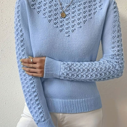 Hellblauer Strickpullover mit Ajourmuster, Nahaufnahme von Brust und Ärmel