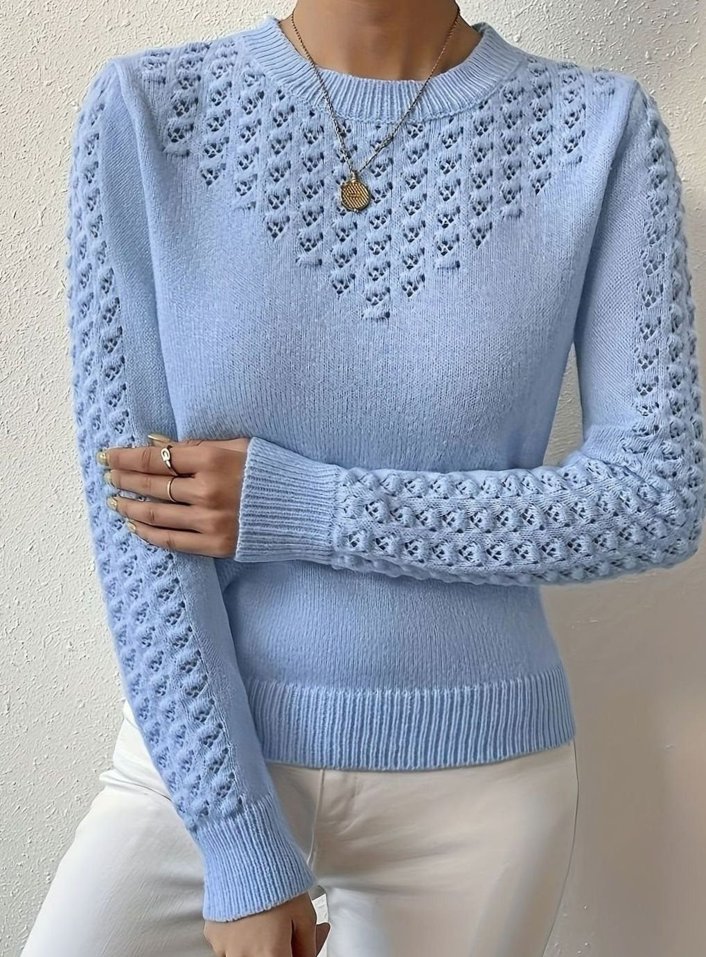 Hellblauer Strickpullover mit Ajourmuster und Rundhals