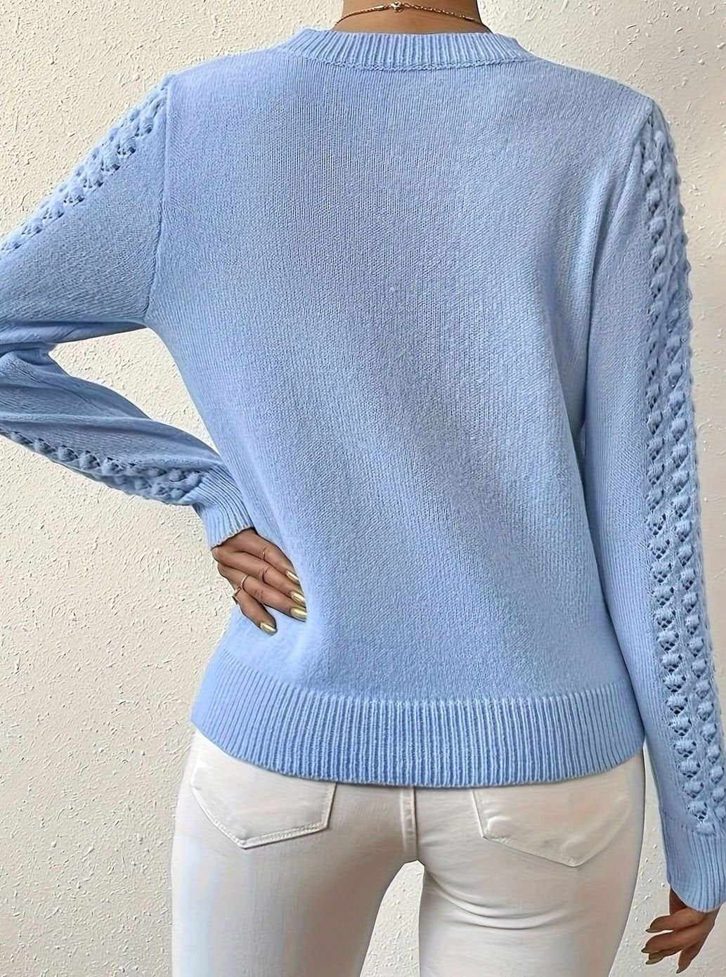 Hellblauer Ajourpullover, Rückansicht