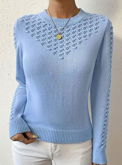 Hellblauer taillierter Ajourpullover mit Rippbündchen