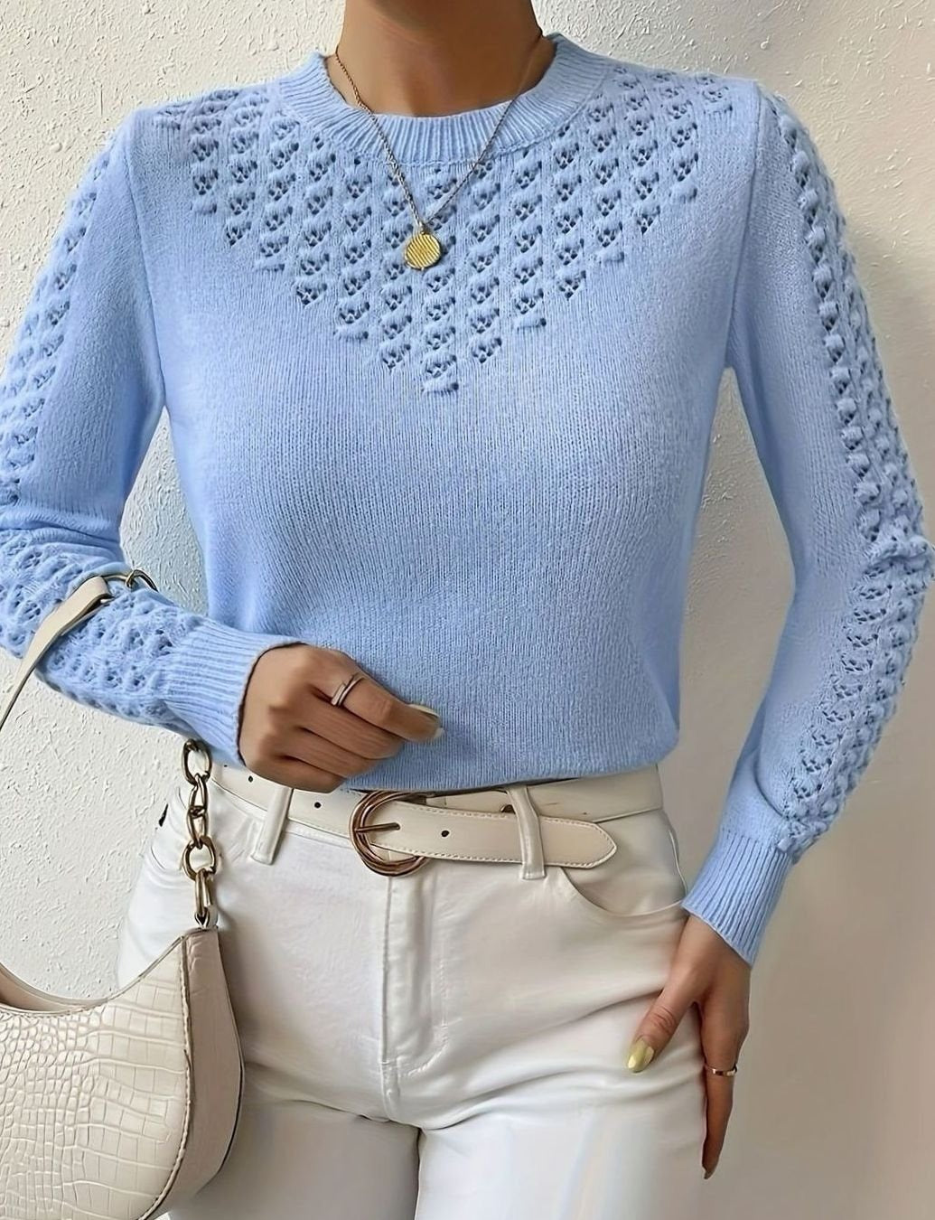 Hellblauer Strickpullover mit V-förmigem Ajourmuster auf der Brust