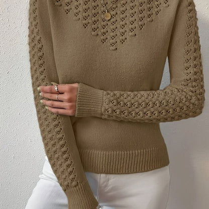 Hellbrauner Strickpullover mit Ajourmuster, Nahaufnahme von Brust und Ärmel