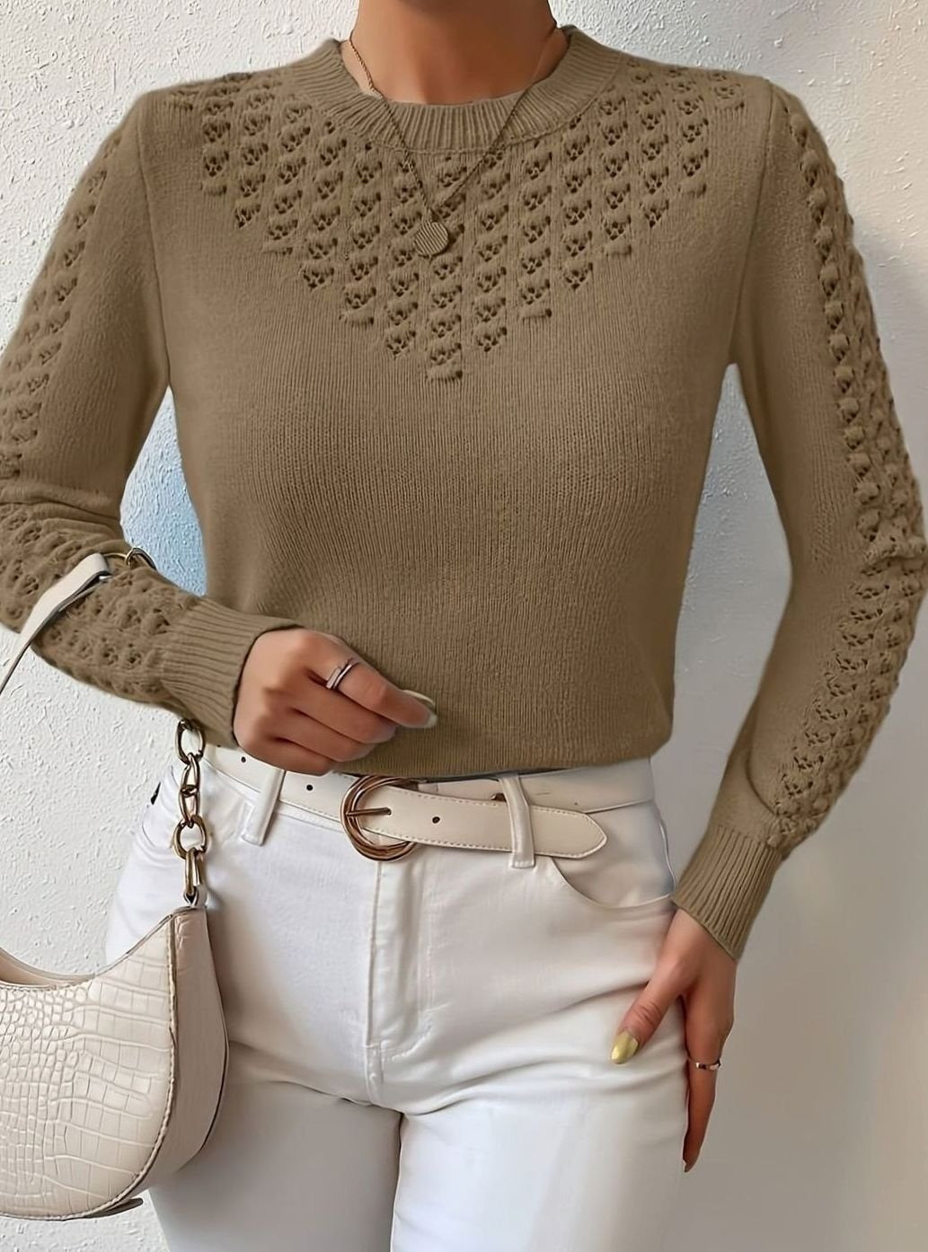 Hellbrauner Ajourpullover mit weißer Jeans und Schultertasche