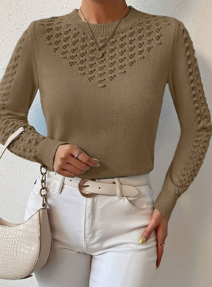 Hellbrauner Ajourpullover mit weißer Jeans und Schultertasche