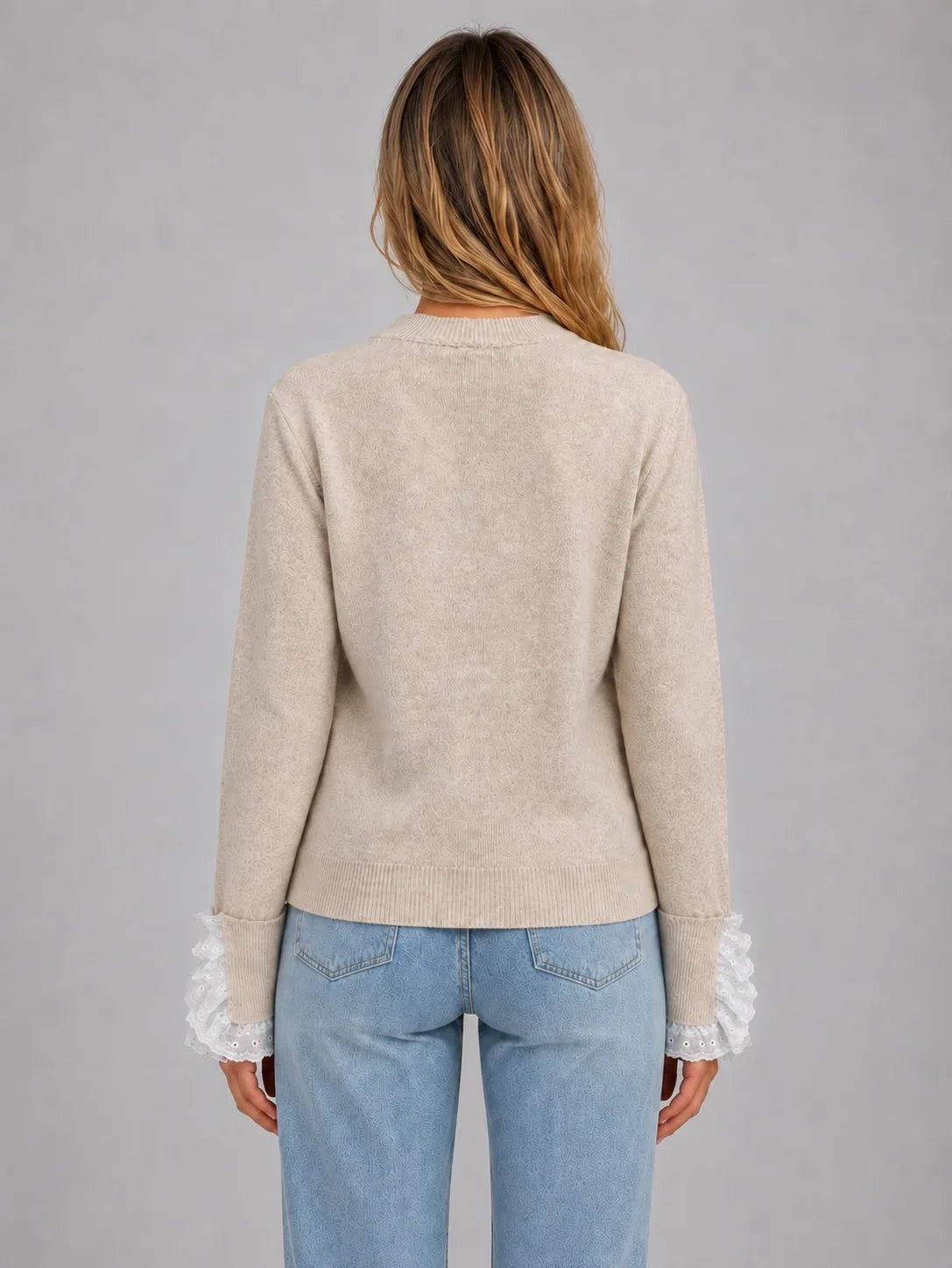 Rückansicht des beigen Strickpullovers mit Spitzenbündchen