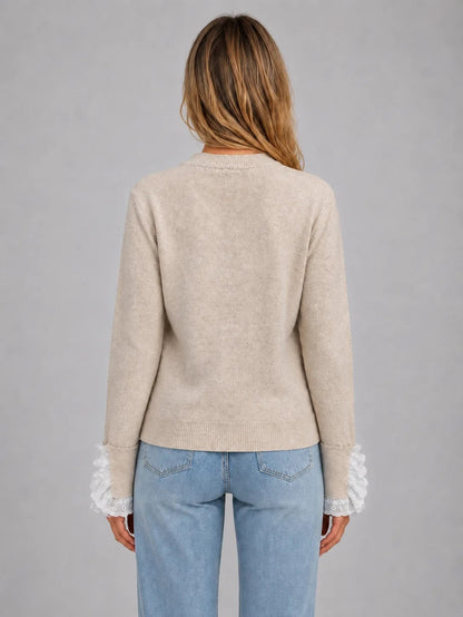 Rückansicht des beigen Strickpullovers mit Spitzenbündchen