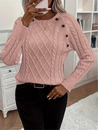Strickpullover in Altrosa mit Zopfmuster und Zierknöpfen an der Schulter