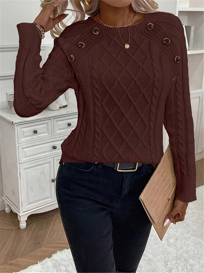 Strickpullover in Schokobraun mit Zopfmuster und Zierknöpfen an der Schulter