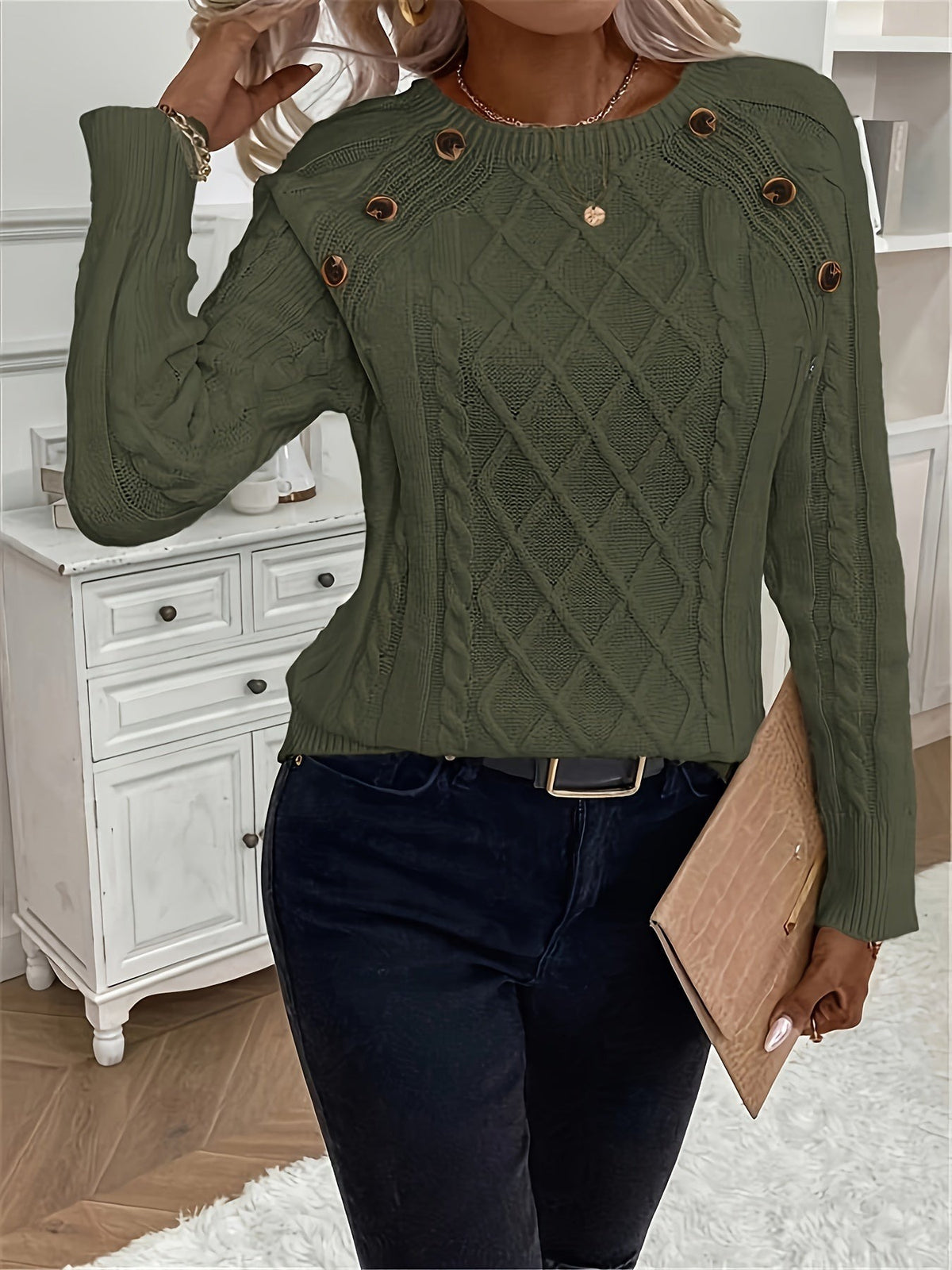 Strickpullover in Olivgrün mit Zopfmuster und Zierknöpfen an der Schulter