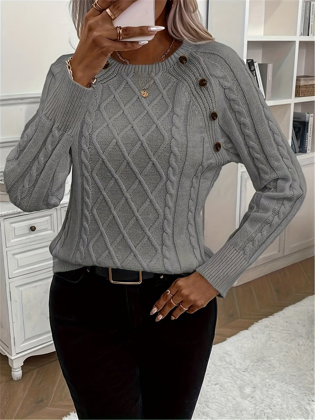 Strickpullover in Grau mit Zopfmuster und Zierknöpfen an der Schulter