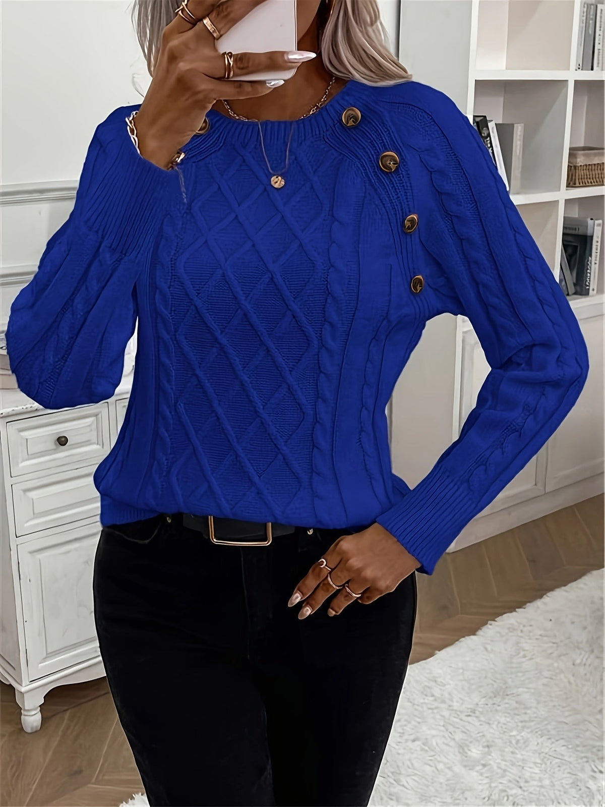 Strickpullover in Königsblau mit Zopfmuster und Zierknöpfen an der Schulter