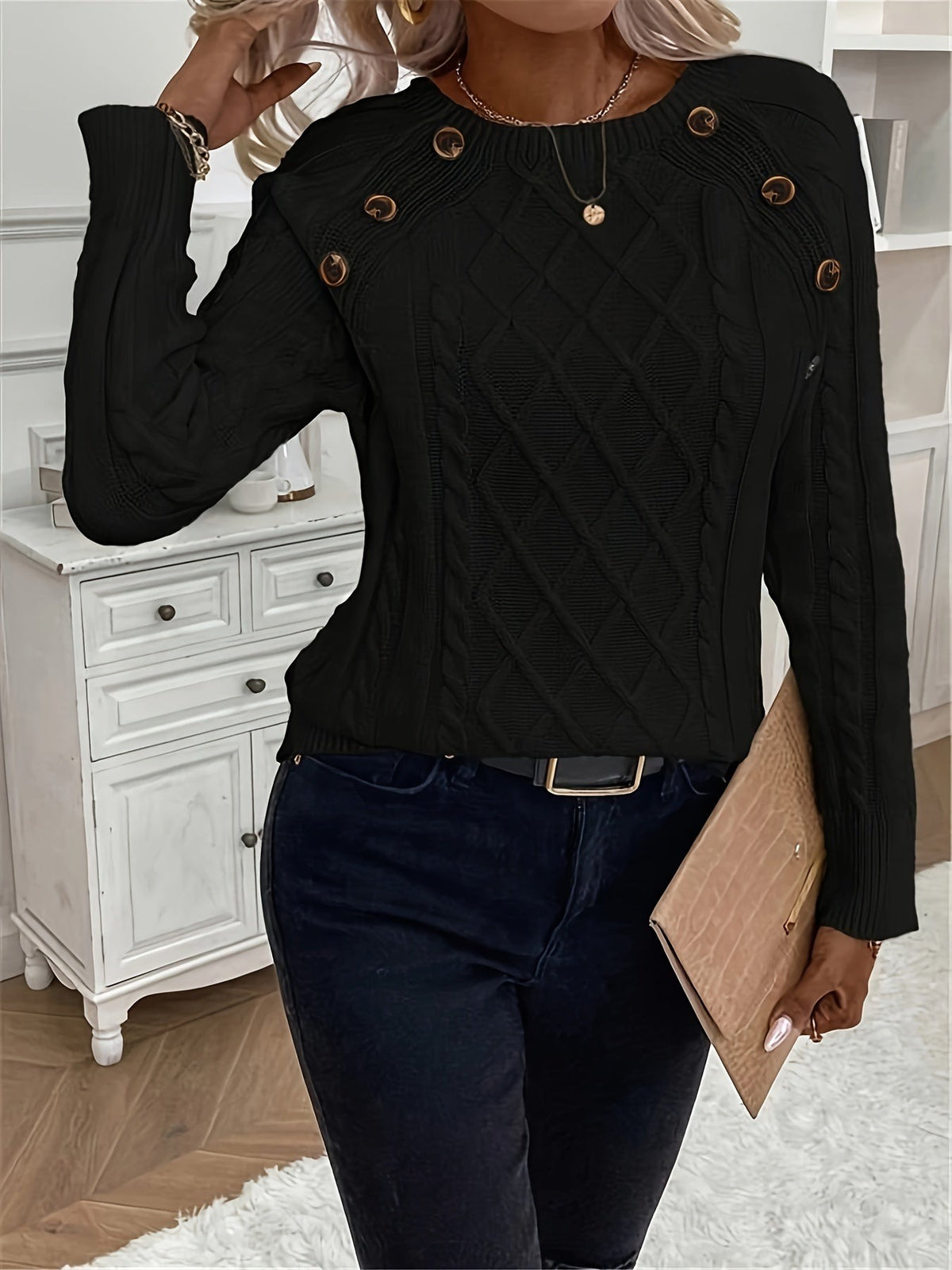 Strickpullover in Schwarz mit Zopfmuster und Zierknöpfen an der Schulter