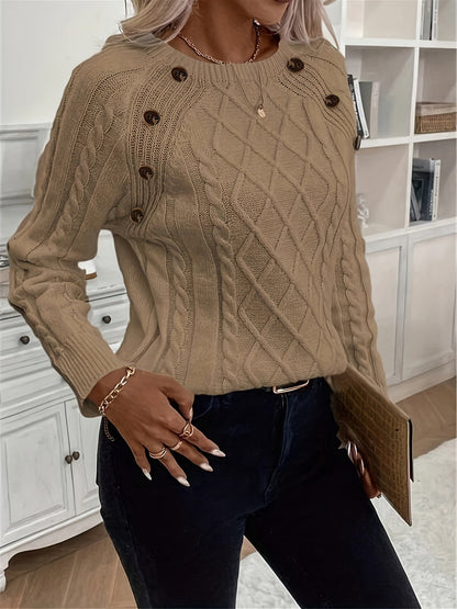 Strickpullover in Camel mit Zopfmuster und Zierknöpfen an der Schulter