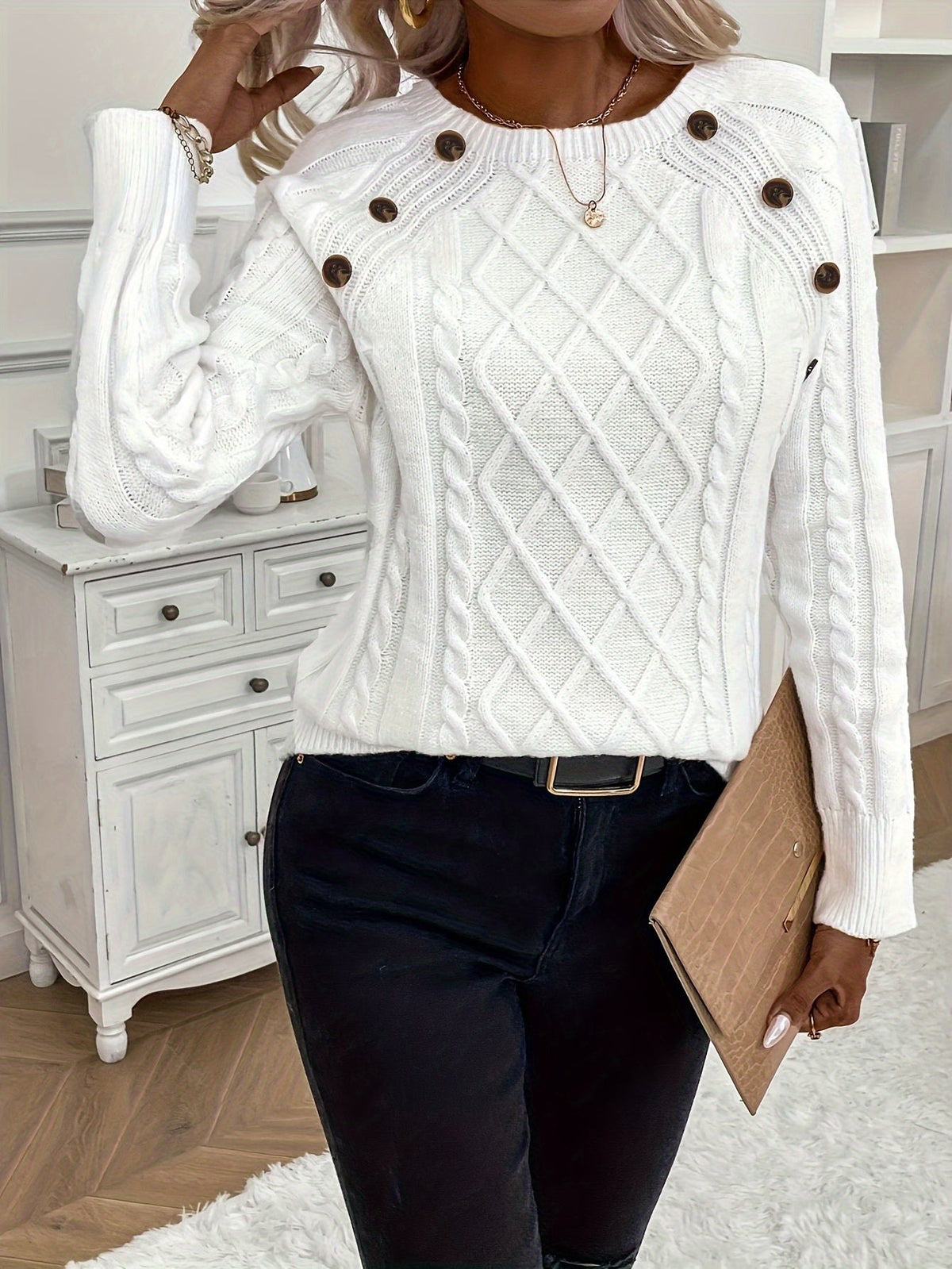 Strickpullover in Weiß mit Zopfmuster und Zierknöpfen an der Schulter