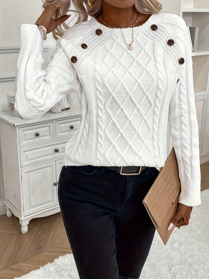 Strickpullover in Weiß mit Zopfmuster und Zierknöpfen an der Schulter