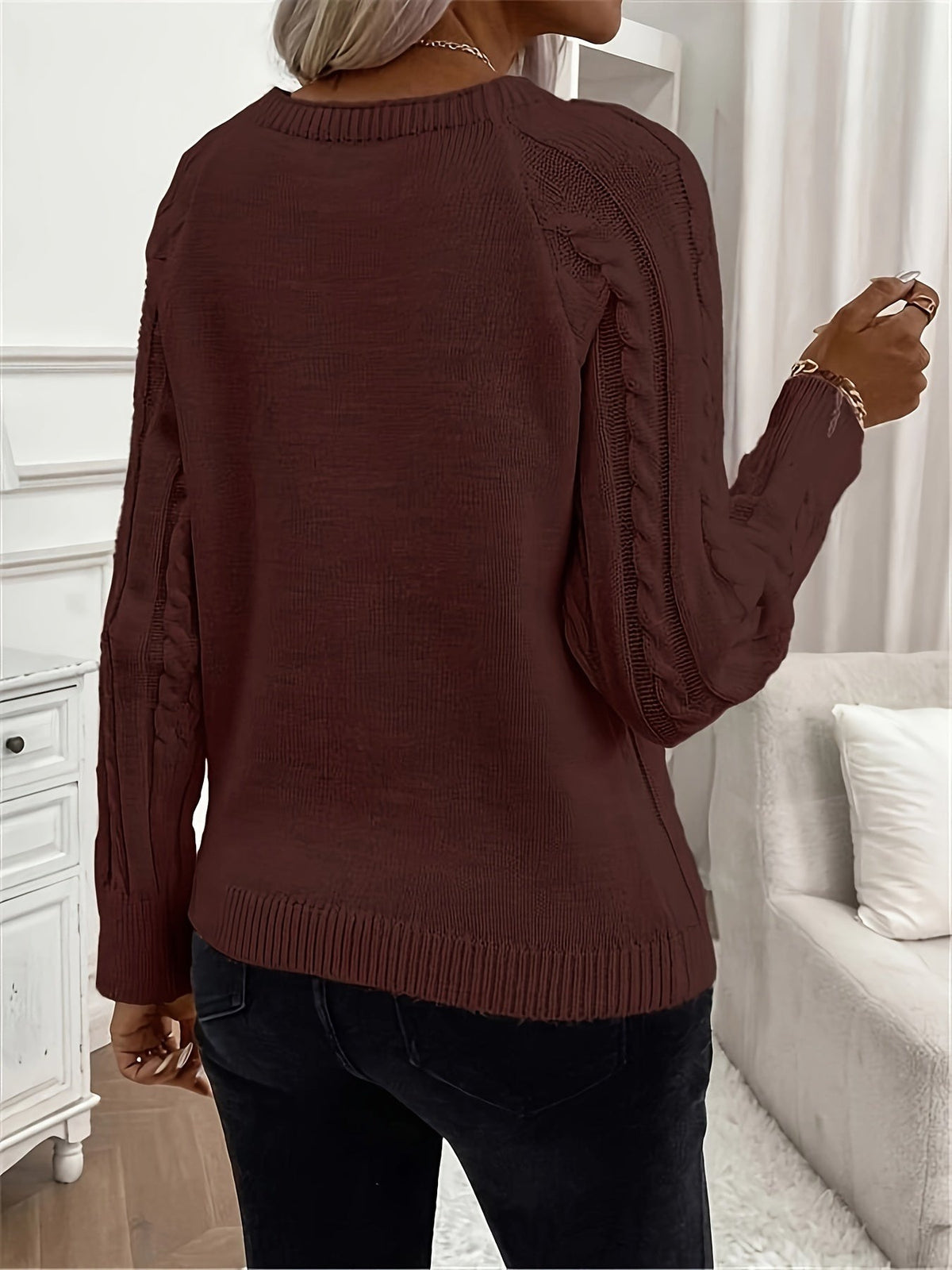 Strickpullover in Schokobraun mit Zopfmuster, Rückansicht
