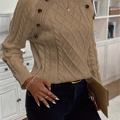 Zopfpullover in Camel, Nahaufnahme von Rautenmuster und Zierknöpfen an der Raglannaht