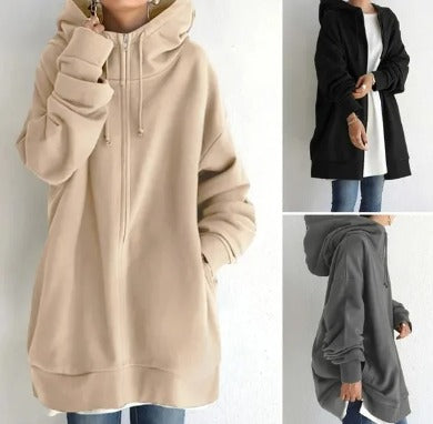 Lange Sweatjacke in Beige mit kleinen Bildern in Schwarz und Grau