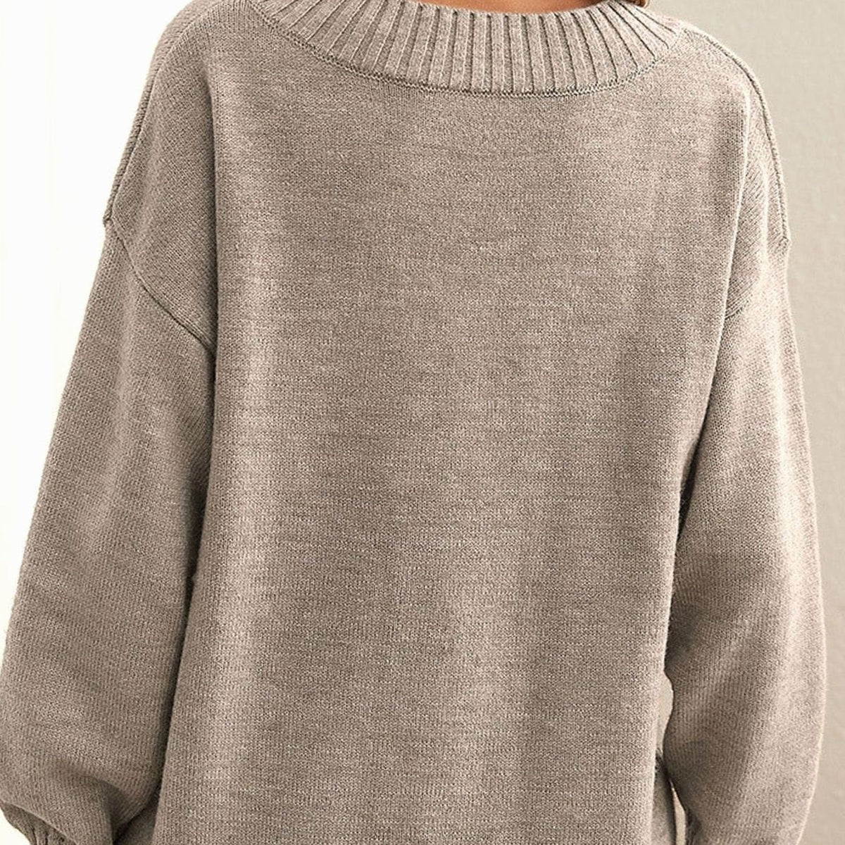 Beigefarbener Oversize-Pullover mit V-Ausschnitt, Rückansicht