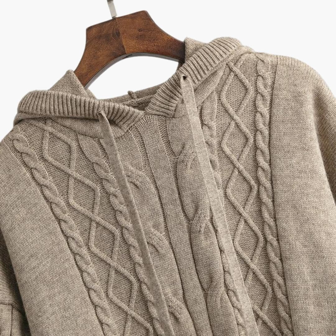 Nahaufnahme des Zopfmusters am Strick-Hoodie in Taupe