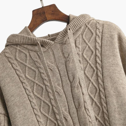 Nahaufnahme des Zopfmusters am Strick-Hoodie in Taupe